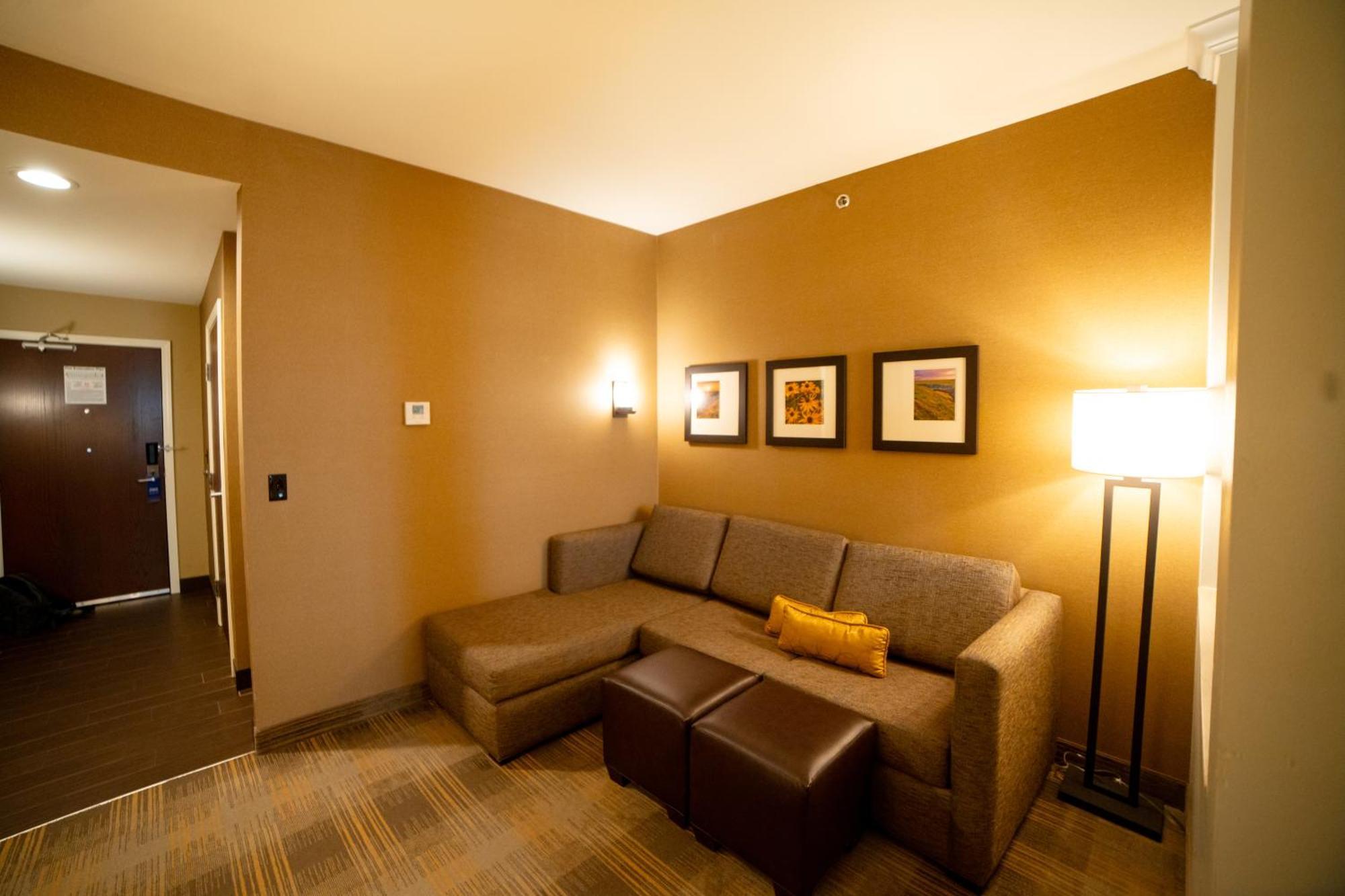 Comfort Suites University Brookings Exterior photo