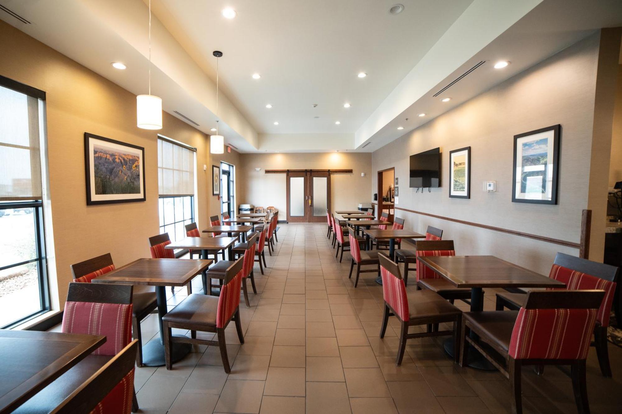 Comfort Suites University Brookings Exterior photo