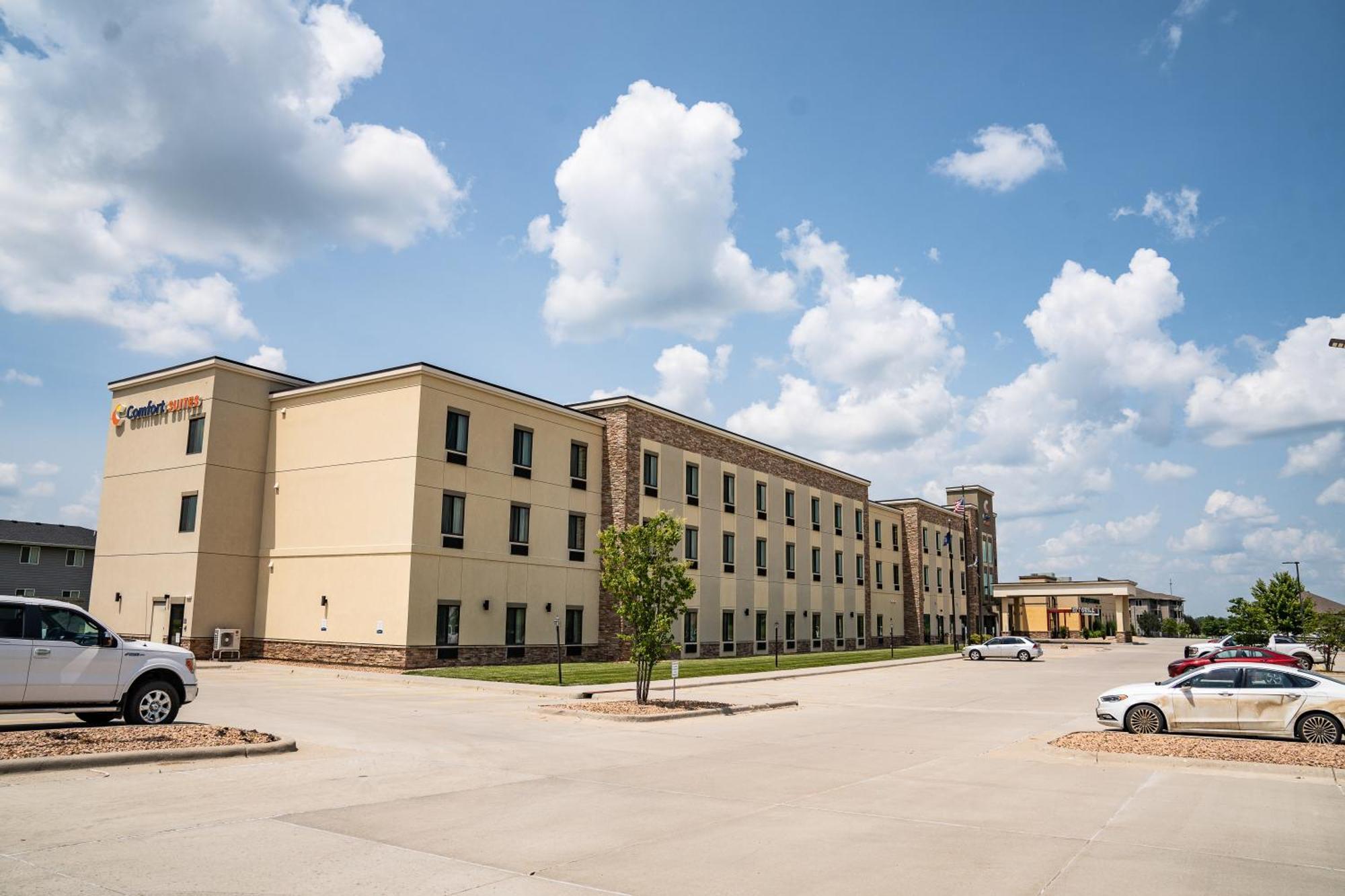 Comfort Suites University Brookings Exterior photo