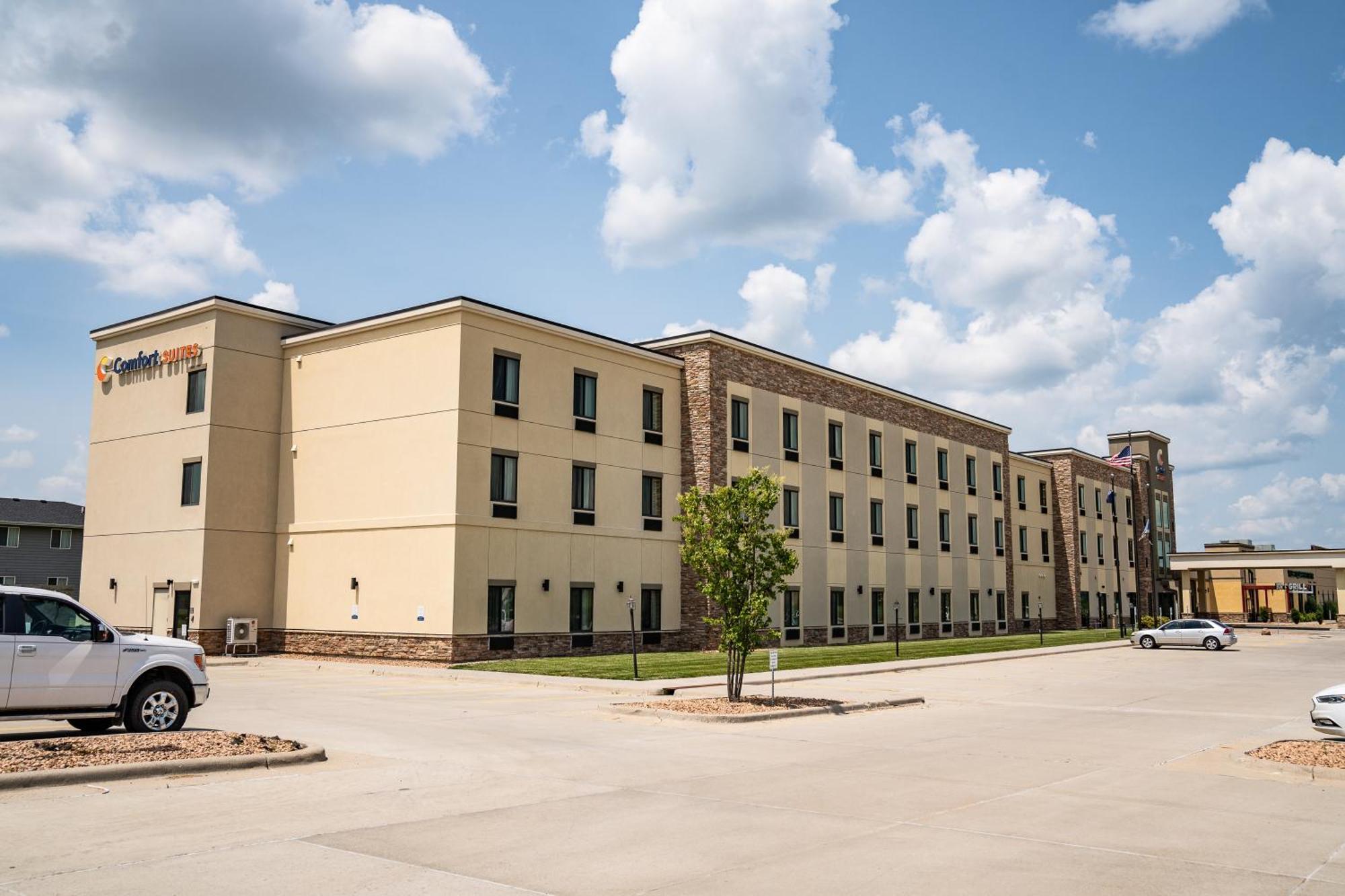 Comfort Suites University Brookings Exterior photo