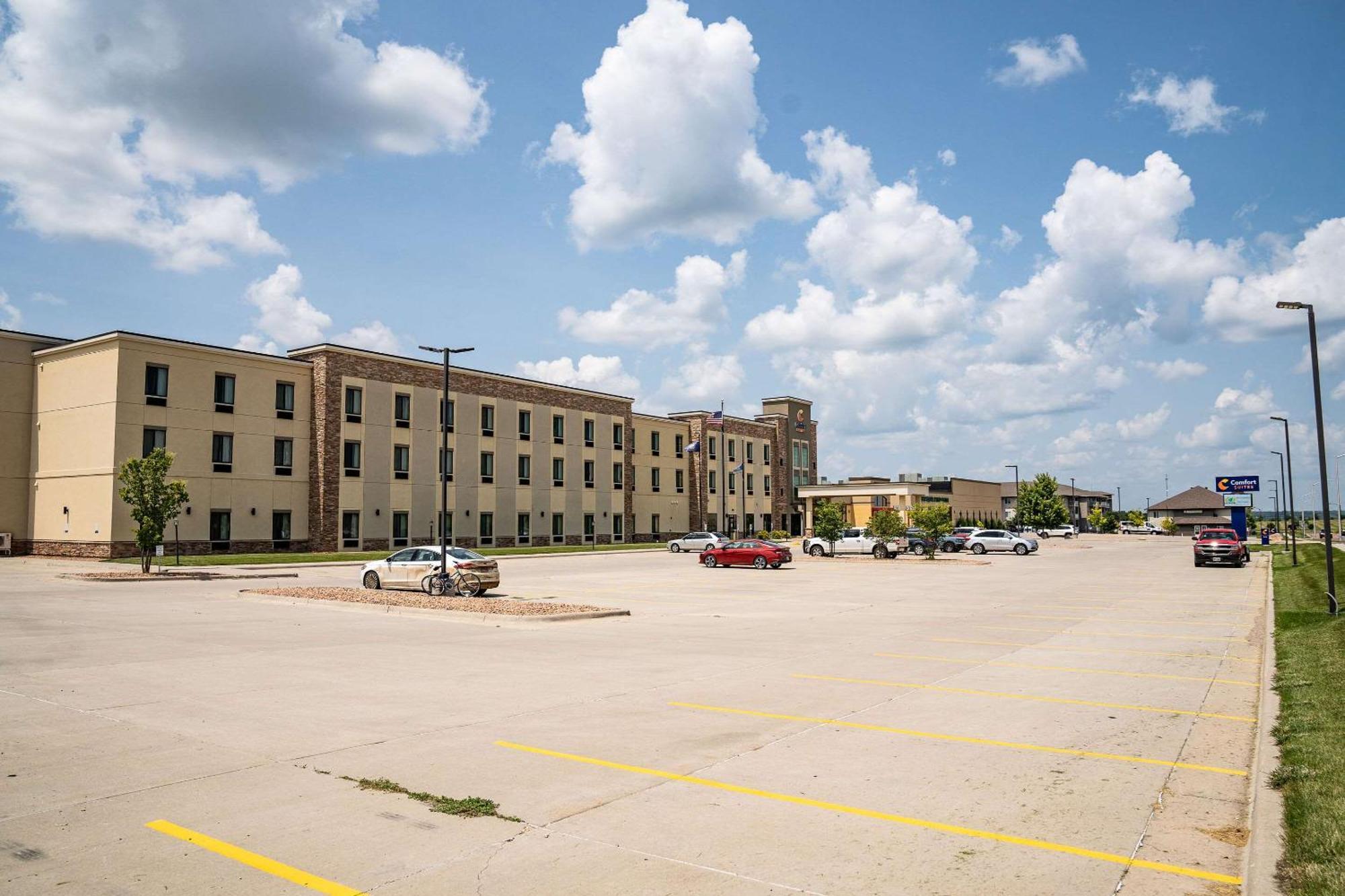 Comfort Suites University Brookings Exterior photo
