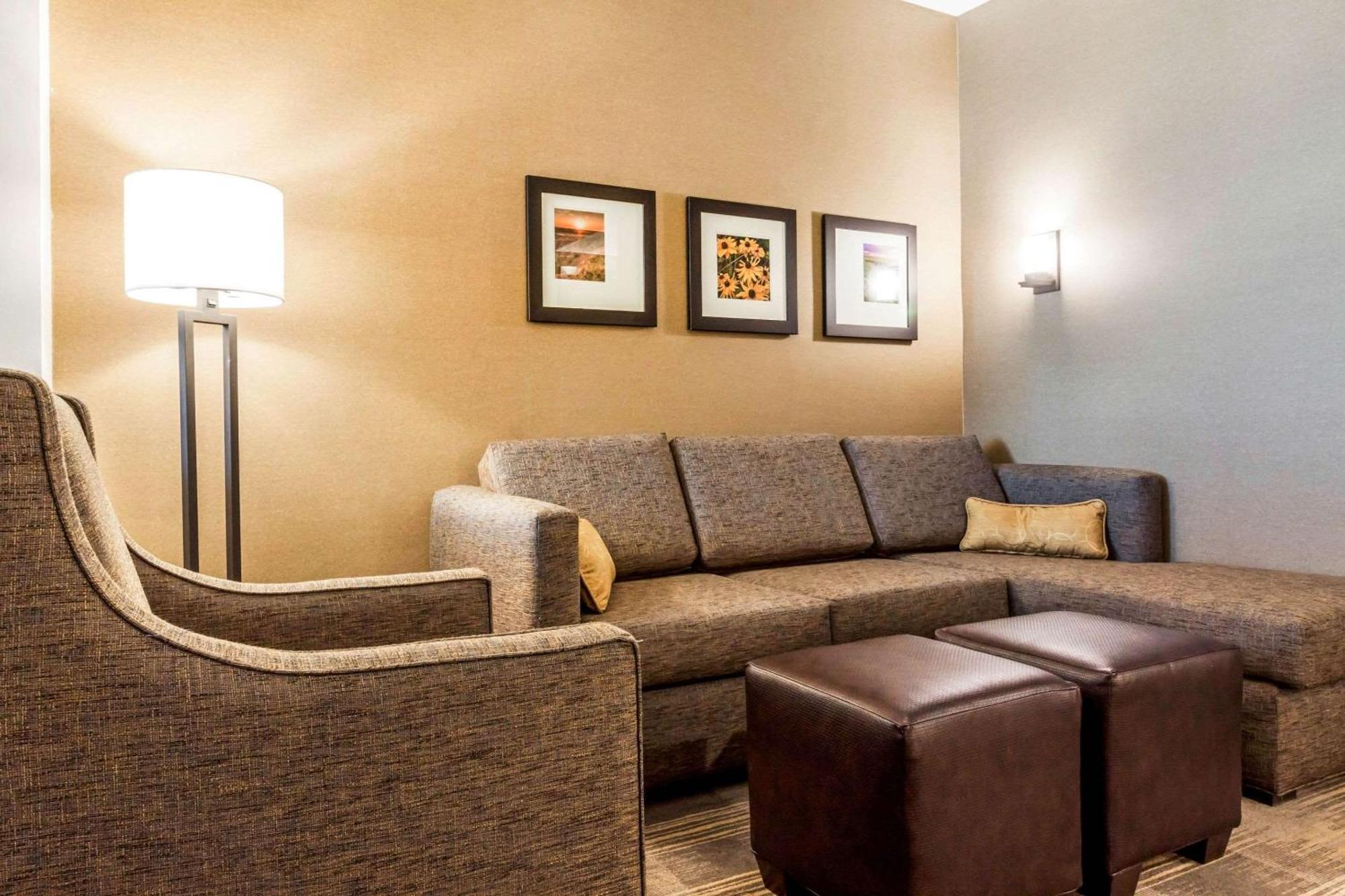 Comfort Suites University Brookings Exterior photo