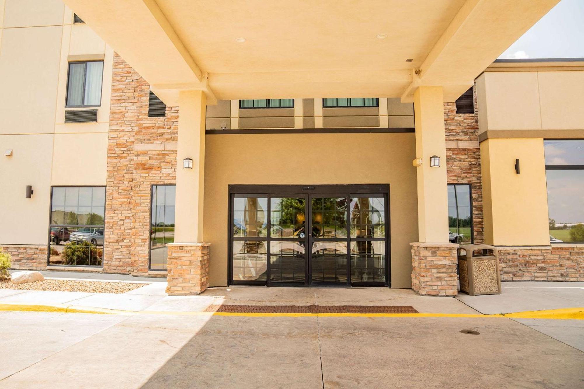 Comfort Suites University Brookings Exterior photo